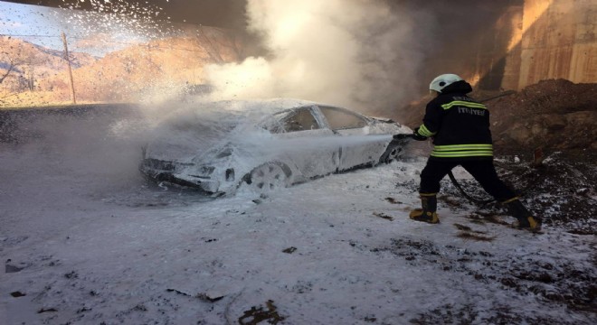  Erzurum’da köprüden uçan otomobil yandı: 1 yaralı 
